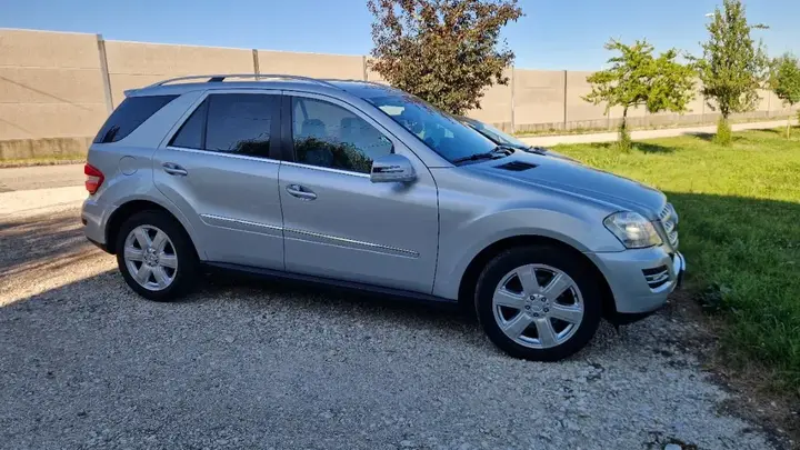 Mercedes-Benz M-Class 2011 photo 3