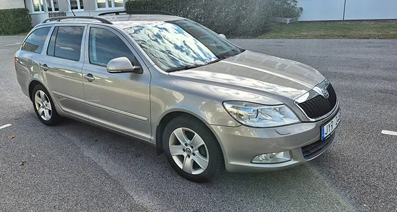 Skoda Octavia 2010 photo 2