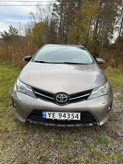 Toyota Auris 2013 photo 2