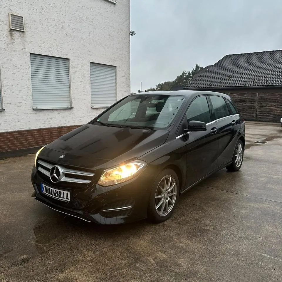 Mercedes-Benz B 180