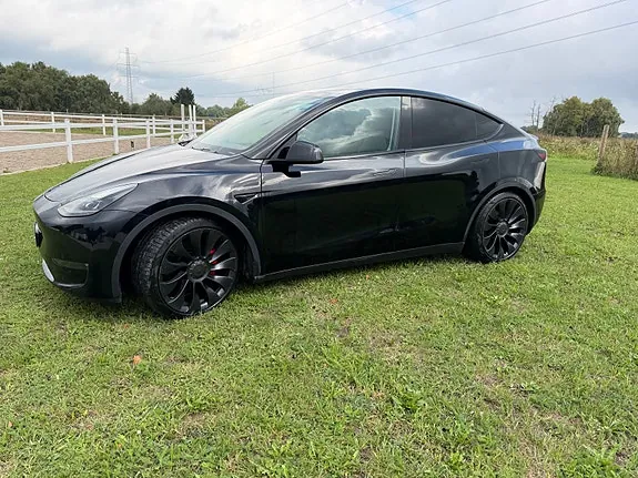 Tesla Model Y 2023 photo 2