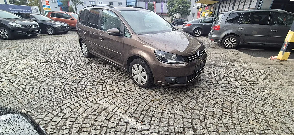 Volkswagen Touran 2012 photo 2
