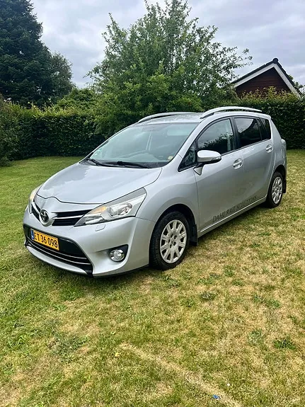 Toyota Sportsvan 2014 photo 2