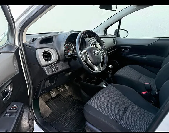 Toyota Yaris 2013 photo 3