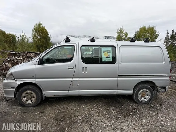 Toyota Hiace 2010 photo 2