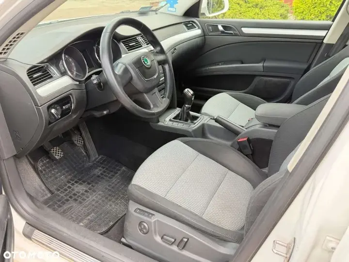 Skoda Superb 2010 photo 3