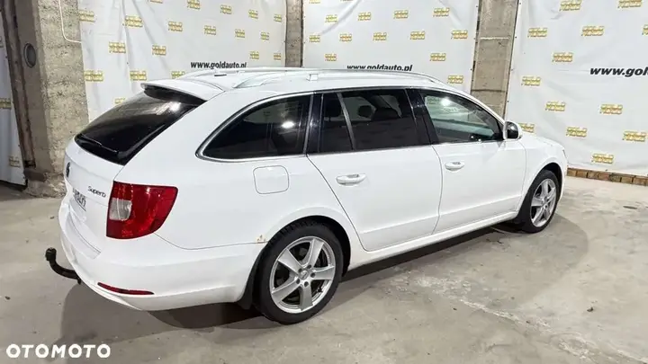 Skoda Superb 2010 photo 5