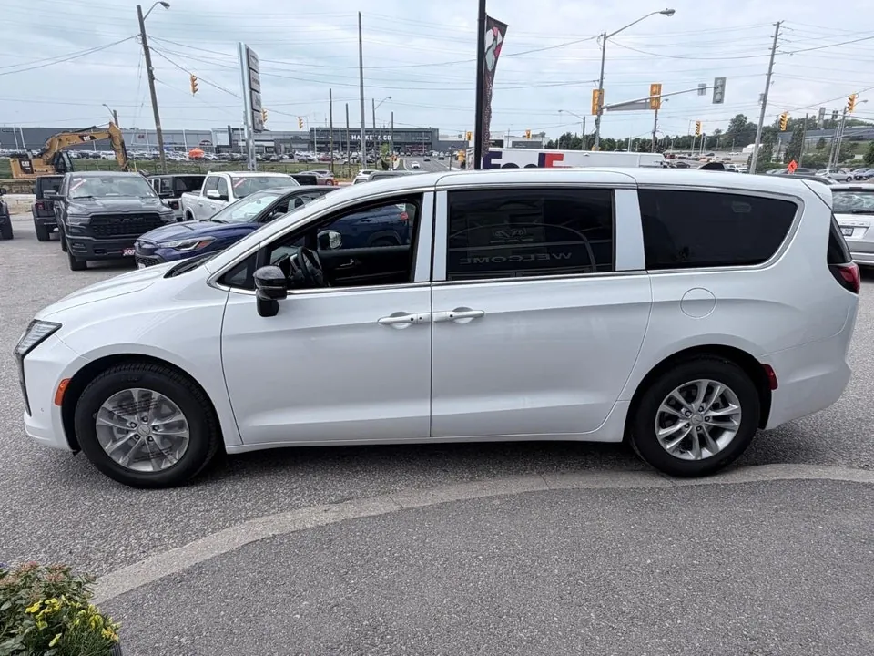 Chrysler Pacifica 2027 photo 3