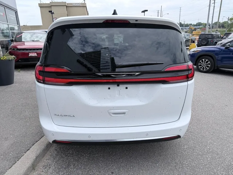Chrysler Pacifica 2027 photo 5