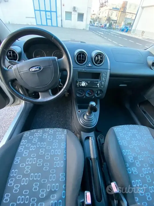 Ford Fiesta 2004 photo 5
