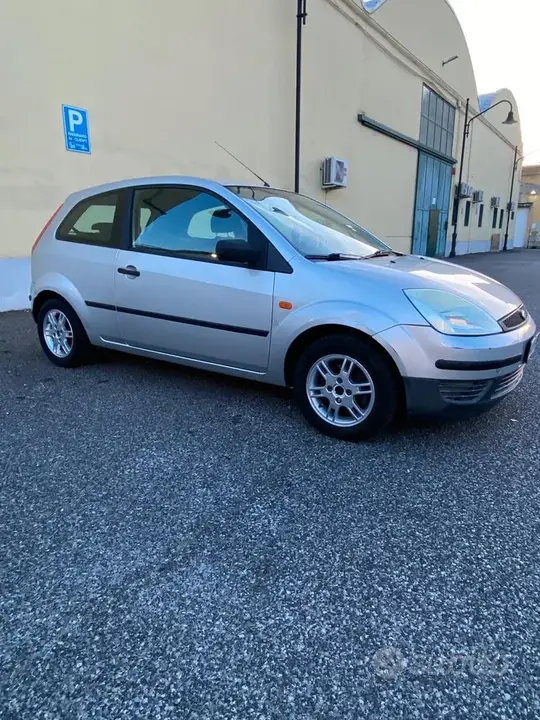 Ford Fiesta 2004 photo 2