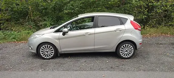 Ford Fiesta 2010 photo 2