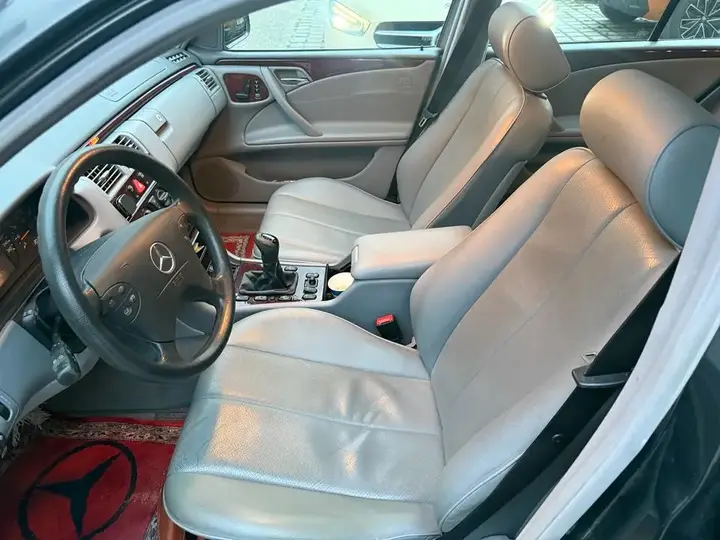 Mercedes-Benz E240