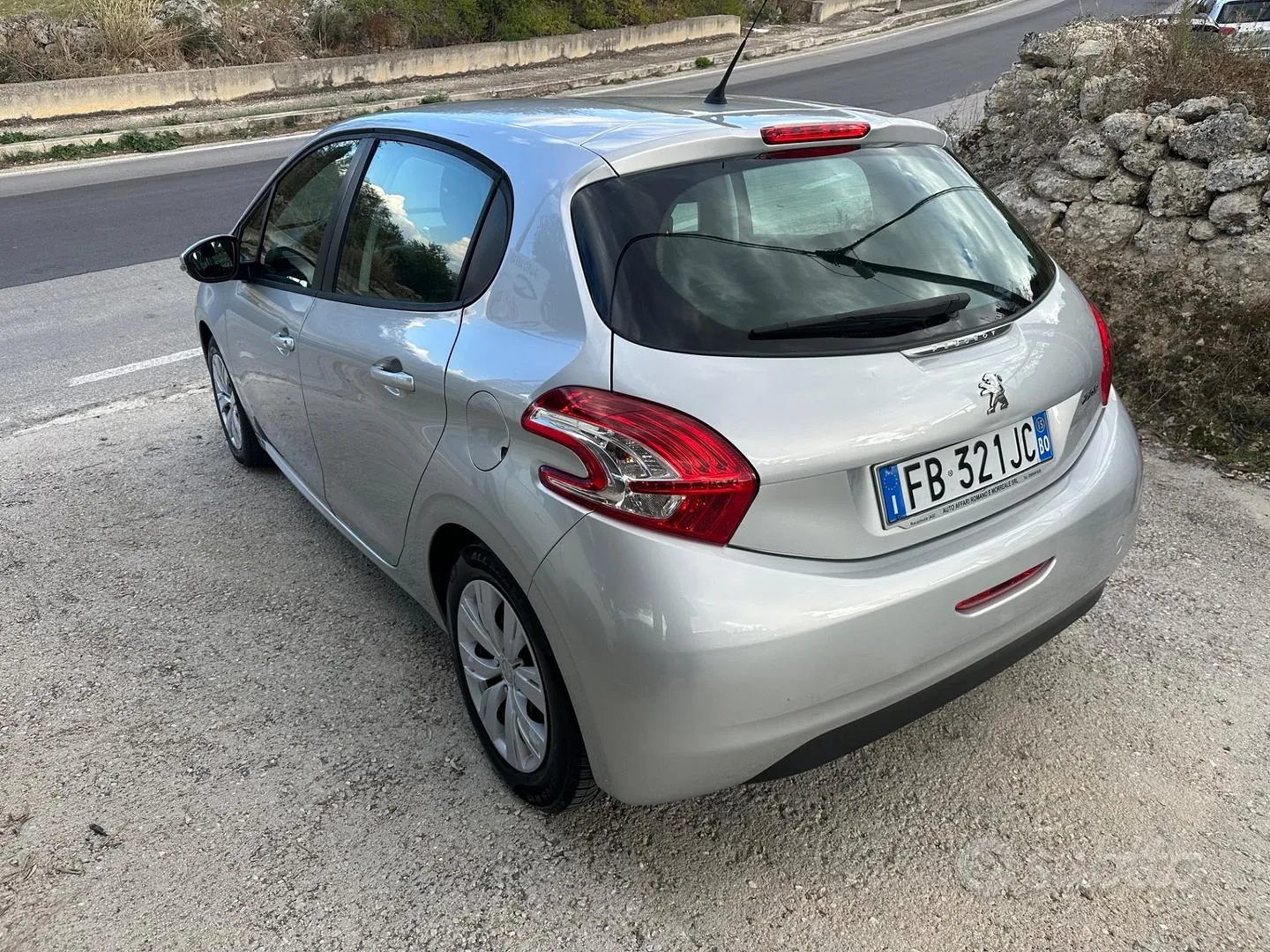 Peugeot 208 2015 photo 3