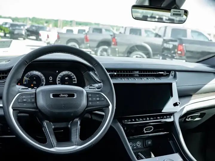 Jeep Grand Cherokee 2026 photo 3