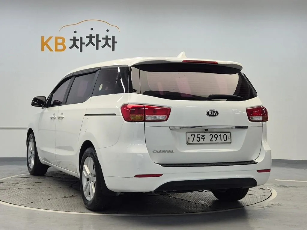 Kia Carnival 2016 photo 2