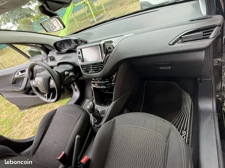 Peugeot 208 2017 photo 3