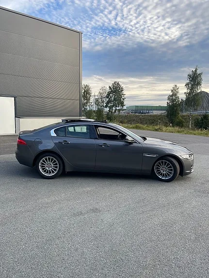 Jaguar Xe 2016 photo 3