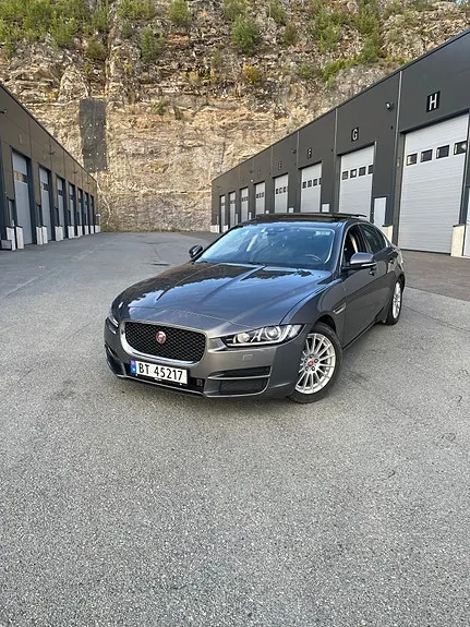 Jaguar Xe 2016 photo 2