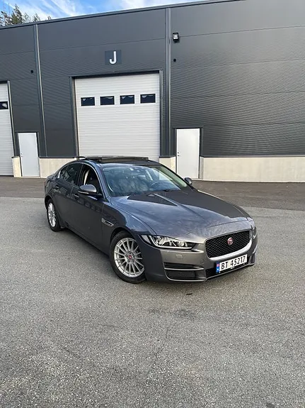 Jaguar Xe 2016 photo 5