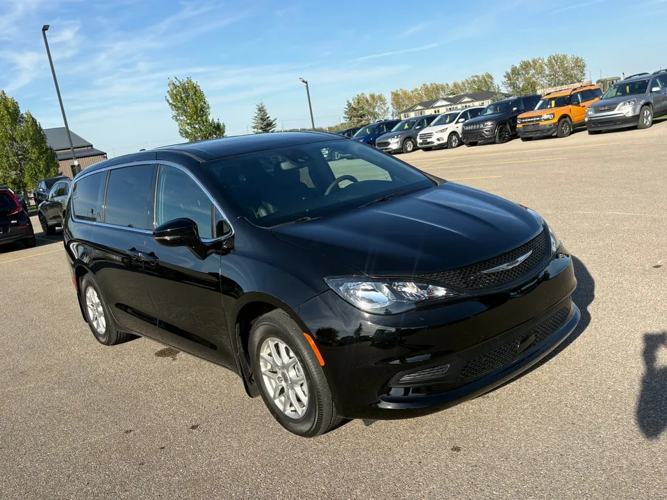Chrysler Grand Caravan 2025 photo 2