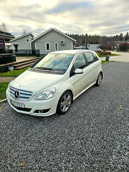 Mercedes-Benz B200 2011 photo 2