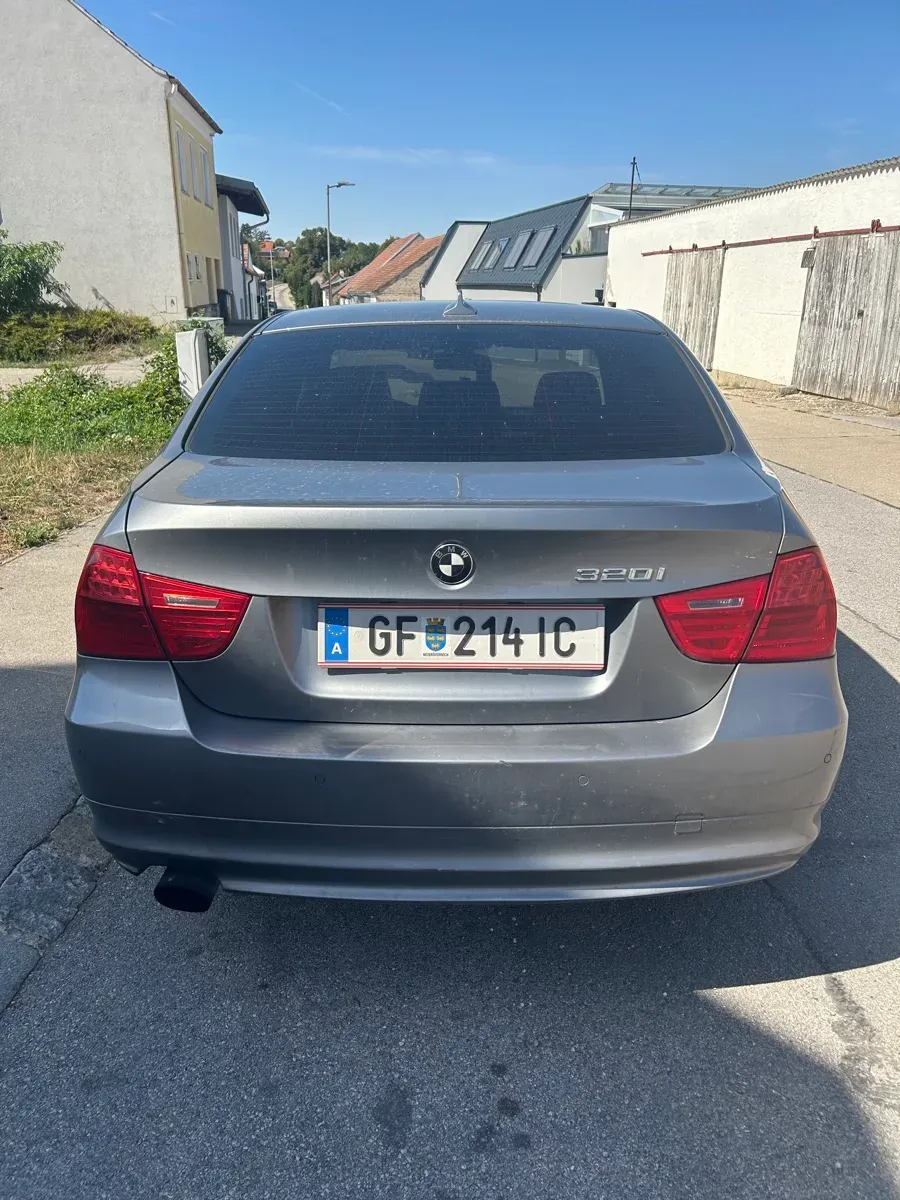 BMW 3 Series 2010 photo 3