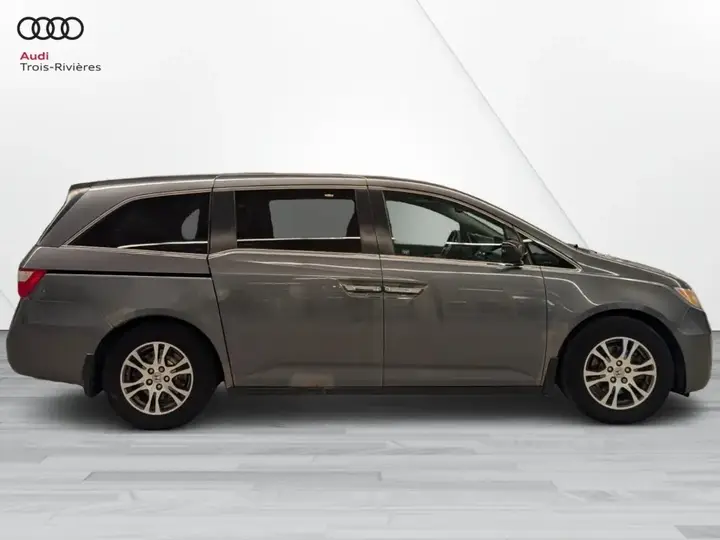 Honda Odyssey 2011 photo 2