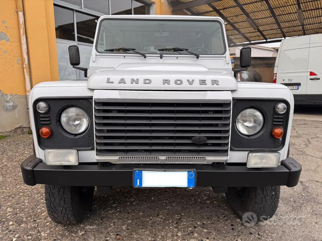 Land Rover Defender 2014 photo 2