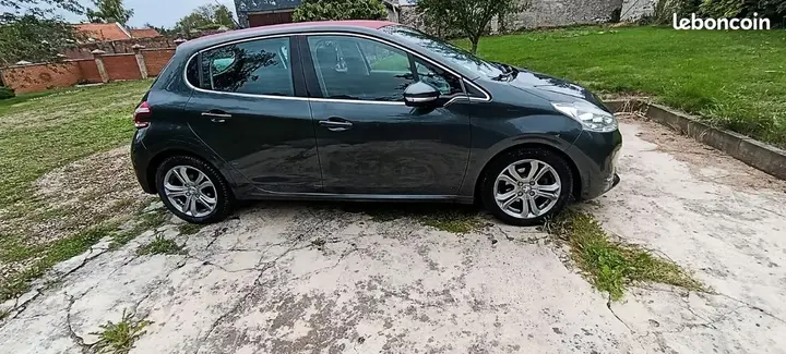 Peugeot 208 2014 photo 2