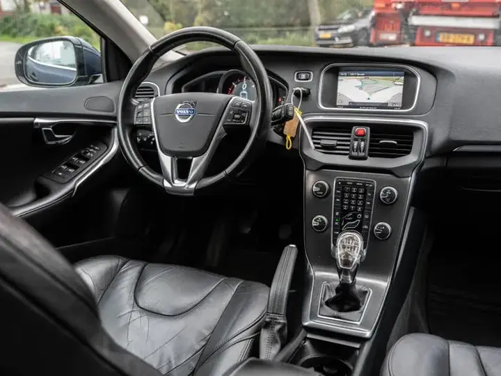 Volvo V40 2012 photo 2