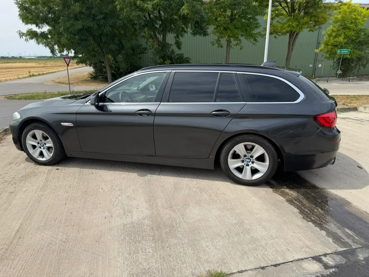 BMW 5 Series 2010 photo 2
