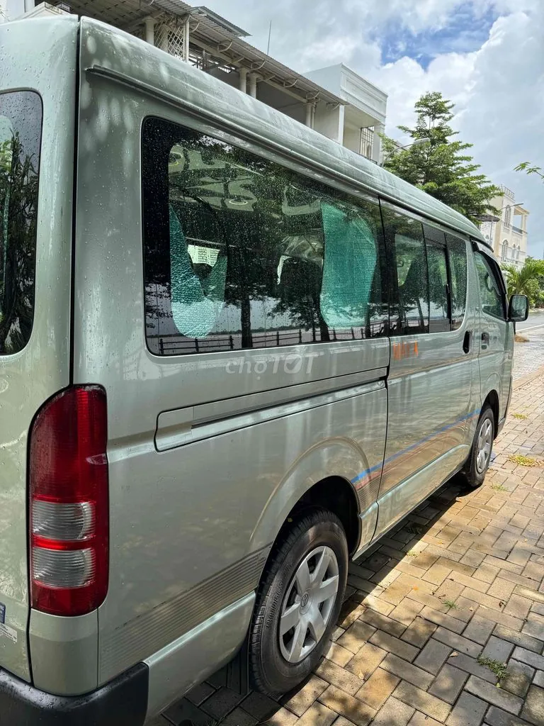 Toyota Hiace 2010 photo 2