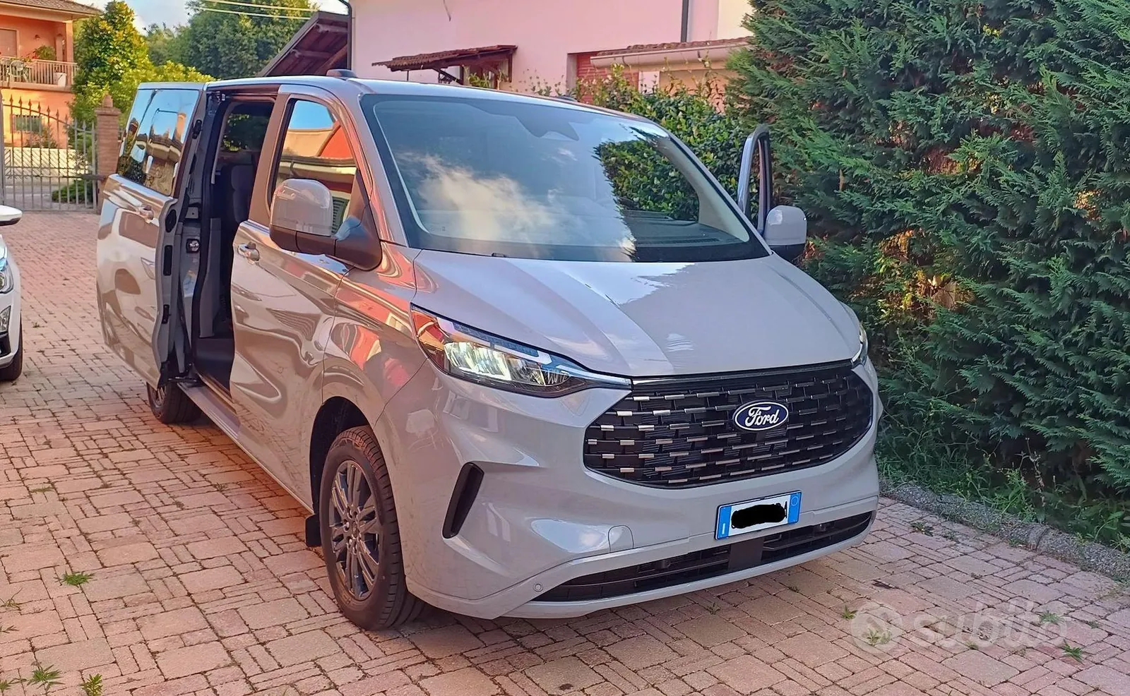 Ford Tourneo Custom 2025 photo 2