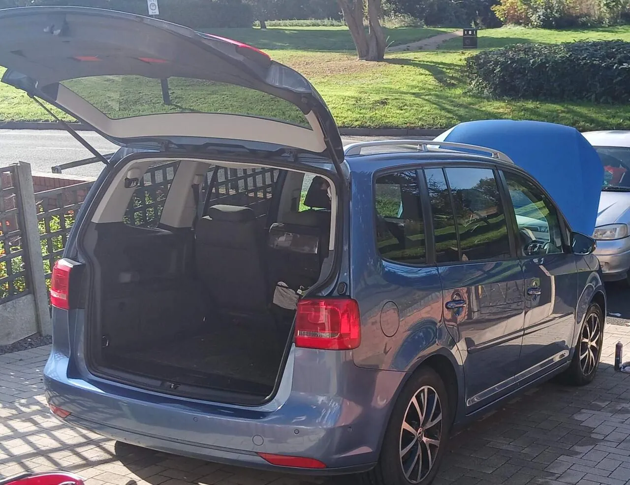 Volkswagen Touran 2011 photo 2