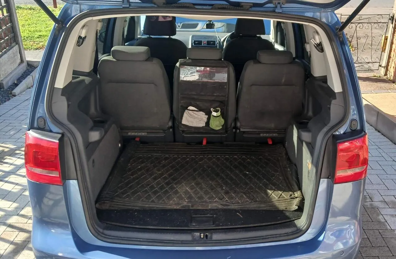 Volkswagen Touran 2011 photo 3