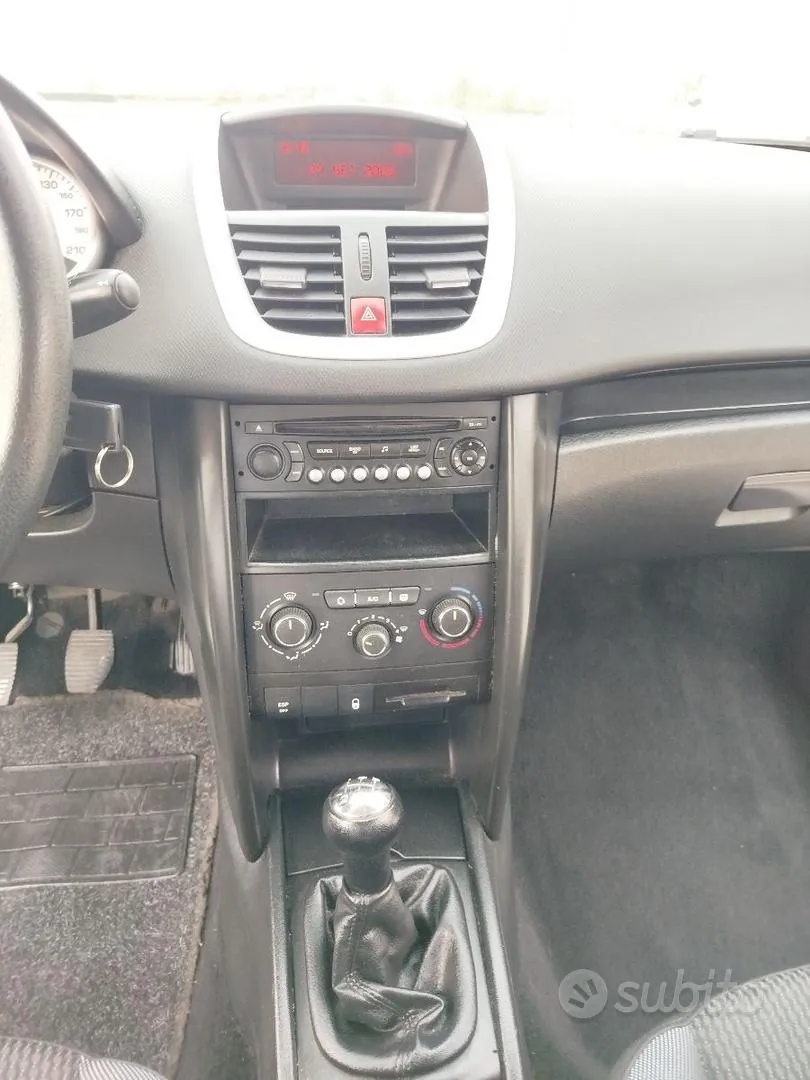 Peugeot 207 2010 photo 3