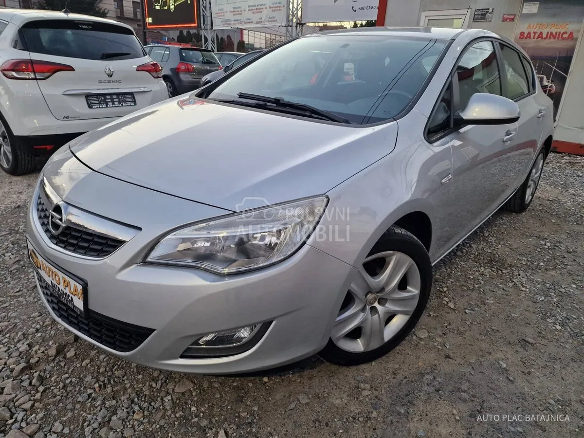 Opel Astra J 2012 photo 2