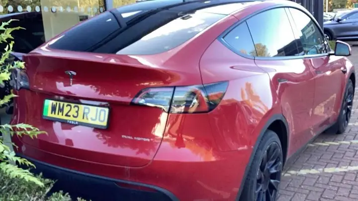 Tesla Model Y 2023 photo 2