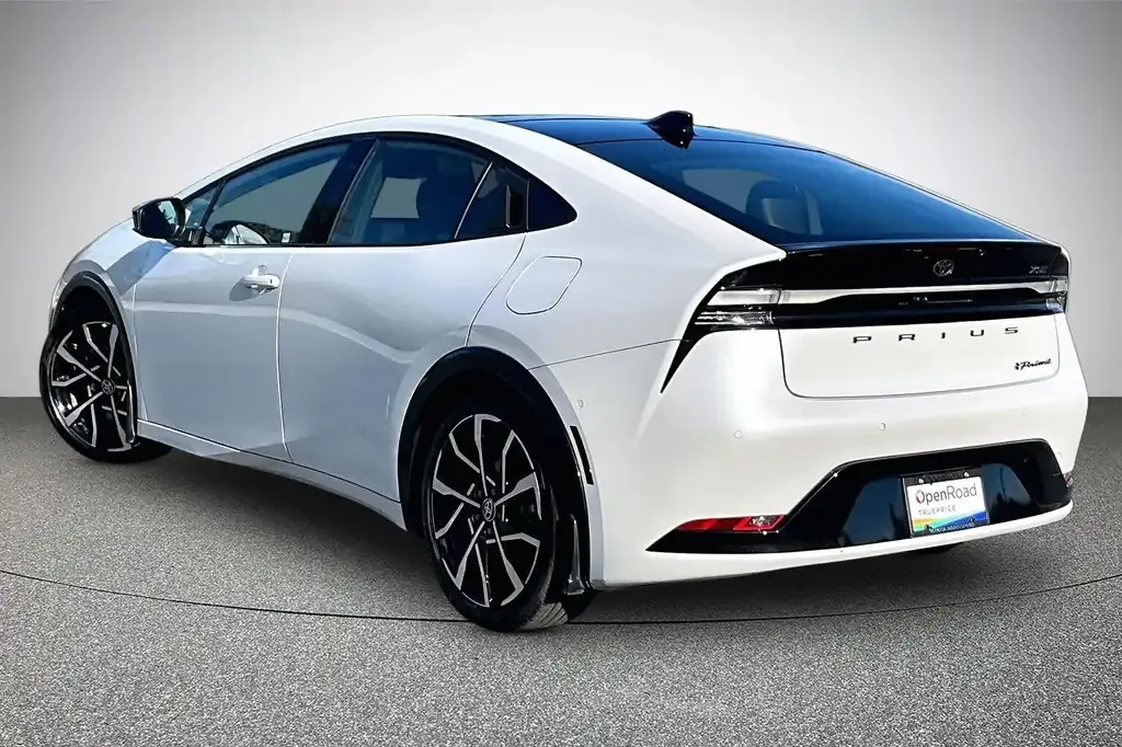 Toyota Prius 2024 photo 2