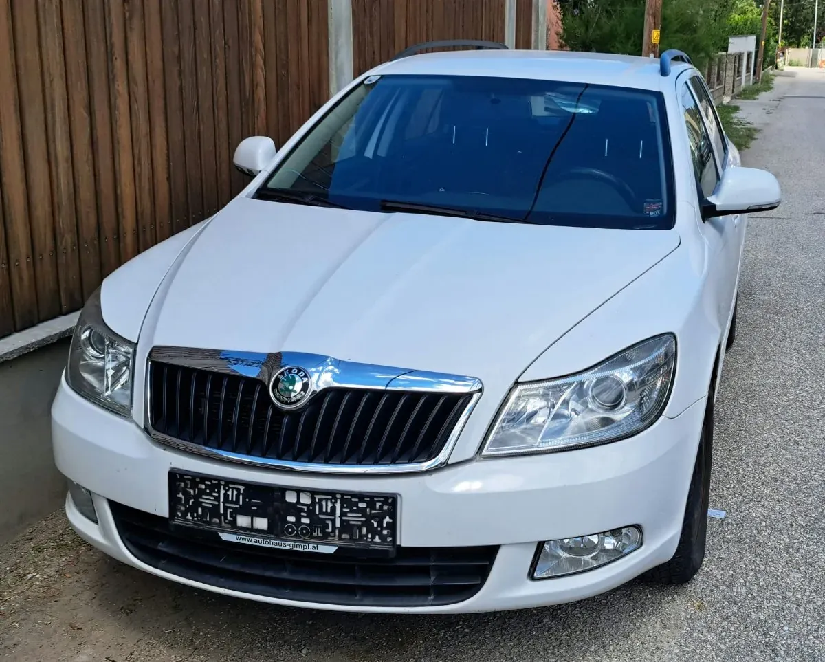 Opel Astra 2011 photo 2