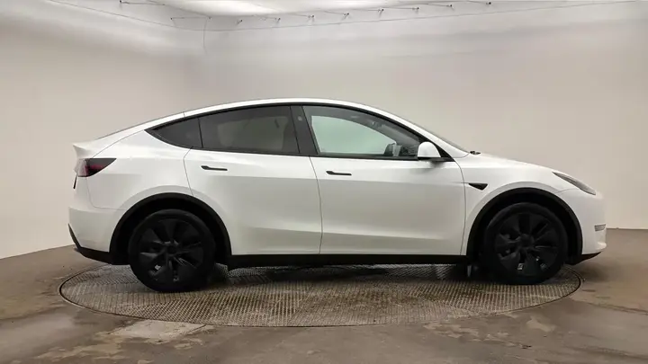 Tesla Model Y 2024 photo 3