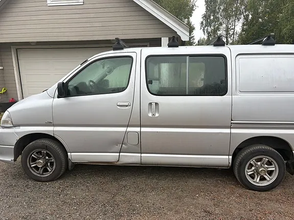 Toyota Hiace 2012 photo 2