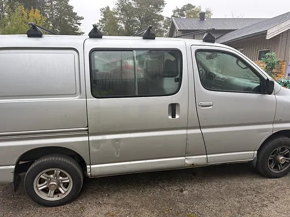 Toyota Hiace 2012 photo 3