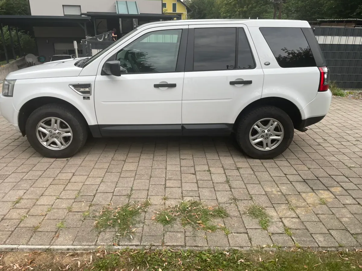 Land Rover Freelander 2012 photo 3