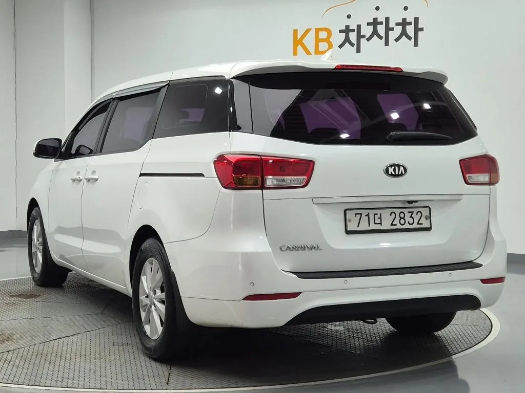 Kia Carnival 2017 photo 2
