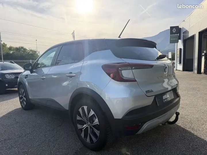 Renault Captur 2023 photo 3