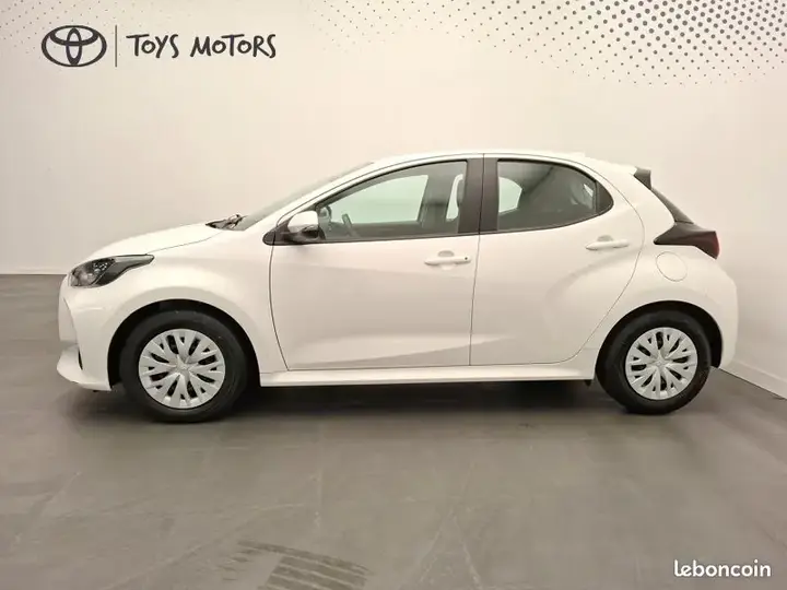 Toyota Yaris 2023 photo 2