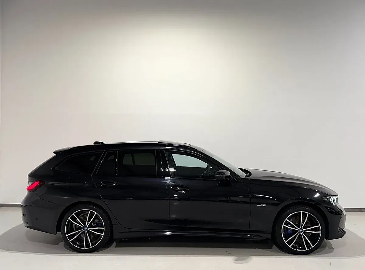 BMW 3 Series 2022 photo 2