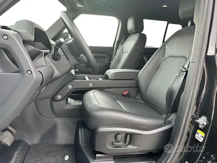 Land Rover Defender 2024 photo 3
